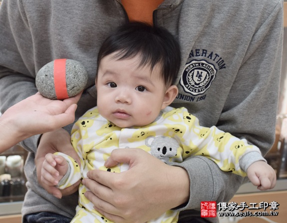 剃胎毛、滿月剃頭、嬰兒剃頭、嬰兒理髮、嬰兒剃髮、嬰兒剃胎毛、嬰兒滿月剃頭、寶寶剃頭、剃胎毛儀式、剃胎毛吉祥話、滿月剃頭儀式、滿月剃頭吉祥話、寶寶剃胎毛、寶寶滿月剃頭理髮、 新北永和區剃胎毛、新北永和區滿月剃頭、新北永和區嬰兒剃頭剃胎毛、新北永和區嬰兒理髮、新北永和區嬰兒剃髮、彭寶寶(新北永和區嬰兒寶寶滿月剃頭理髮、免費嬰兒剃胎毛儀式吉祥話)。中國風會場，爸媽寶貝免費穿「日中韓」古裝禮服。專業拍照、DVD光碟、證書。★購買「臍帶章、肚臍章、胎毛筆刷印章」贈送：剃頭、收涎、抓周，三選一。2015.12.13 照片14