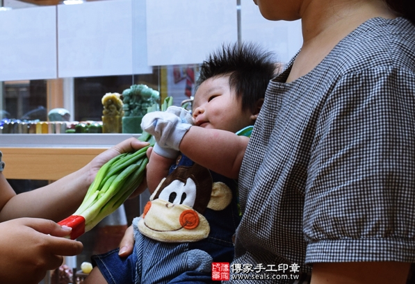 剃胎毛、滿月剃頭、嬰兒剃頭、嬰兒理髮、嬰兒剃髮、嬰兒剃胎毛、嬰兒滿月剃頭、寶寶剃頭、剃胎毛儀式、剃胎毛吉祥話、滿月剃頭儀式、滿月剃頭吉祥話、寶寶剃胎毛、寶寶滿月剃頭理髮、台中北區剃胎毛、台中北區滿月剃頭、台中北區嬰兒剃頭剃胎毛、台中北區嬰兒理髮、台中北區嬰兒剃髮、李寶寶(台中北區嬰兒寶寶滿月剃頭理髮、免費嬰兒剃胎毛儀式吉祥話)。中國風會場，爸媽寶貝免費穿「日中韓」古裝禮服。專業拍照、DVD光碟、證書。★購買「臍帶章、肚臍章、胎毛筆刷印章」贈送：剃頭、收涎、抓周，三選一。2016.04.24  照片10