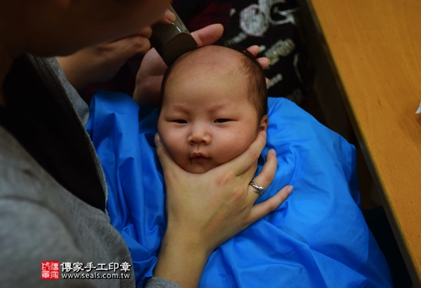 剃胎毛、滿月剃頭、嬰兒剃頭、嬰兒理髮、嬰兒剃髮、嬰兒剃胎毛、嬰兒滿月剃頭、寶寶剃頭、剃胎毛儀式、剃胎毛吉祥話、滿月剃頭儀式、滿月剃頭吉祥話、寶寶剃胎毛、寶寶滿月剃頭理髮、新北永和區剃胎毛、新北永和區滿月剃頭、新北永和區嬰兒剃頭剃胎毛、新北永和區嬰兒理髮、新北永和區嬰兒剃髮、鄭寶寶(新北永和區嬰兒寶寶滿月剃頭理髮、免費嬰兒剃胎毛儀式吉祥話)。中國風會場，爸媽寶貝免費穿「日中韓」古裝禮服。專業拍照、DVD光碟、證書。★購買「臍帶章、肚臍章、胎毛筆刷印章」贈送：剃頭、收涎、抓周，三選一。2016.04.11  照片16