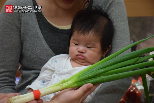 剃胎毛、滿月剃頭、嬰兒剃頭、嬰兒理髮、嬰兒剃髮、嬰兒剃胎毛、嬰兒滿月剃頭、寶寶剃頭、剃胎毛儀式、剃胎毛吉祥話、滿月剃頭儀式、滿月剃頭吉祥話、寶寶剃胎毛、寶寶滿月剃頭理髮、新北永和區剃胎毛、新北永和區滿月剃頭、新北永和區嬰兒剃頭剃胎毛、新北永和區嬰兒理髮、新北永和區嬰兒剃髮、鐘寶寶(新北永和區嬰兒寶寶滿月剃頭理髮、免費嬰兒剃胎毛儀式吉祥話)。中國風會場，爸媽寶貝免費穿「日中韓」古裝禮服。專業拍照、DVD光碟、證書。★購買「臍帶章、肚臍章、胎毛筆刷印章」贈送：剃頭、收涎、抓周，三選一。2016.04.06  照片13