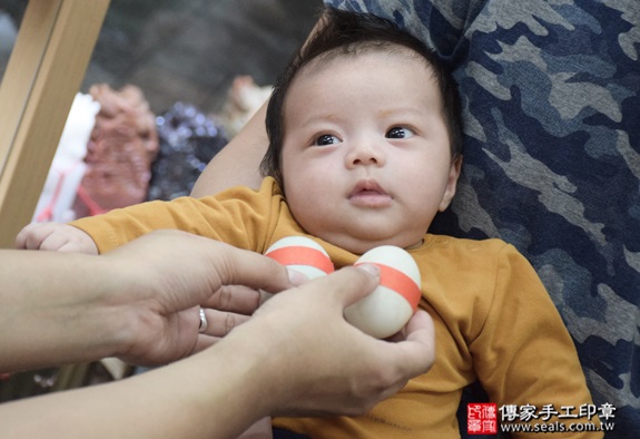 剃胎毛、滿月剃頭、嬰兒剃頭、嬰兒理髮、嬰兒剃髮、嬰兒剃胎毛、嬰兒滿月剃頭、寶寶剃頭、剃胎毛儀式、剃胎毛吉祥話、滿月剃頭儀式、滿月剃頭吉祥話、寶寶剃胎毛、寶寶滿月剃頭理髮、新北永和區剃胎毛、新北永和區滿月剃頭、新北永和區嬰兒剃頭剃胎毛、新北永和區嬰兒理髮、新北永和區嬰兒剃髮、杜寶寶(新北永和區嬰兒寶寶滿月剃頭理髮、免費嬰兒剃胎毛儀式吉祥話)。中國風會場，爸媽寶貝免費穿「日中韓」古裝禮服。專業拍照、DVD光碟、證書。★購買「臍帶章、肚臍章、胎毛筆刷印章」贈送：剃頭、收涎、抓周，三選一。2016.06.09  照片4