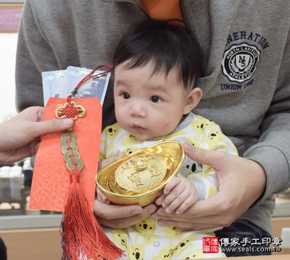 剃胎毛、滿月剃頭、嬰兒剃頭、嬰兒理髮、嬰兒剃髮、嬰兒剃胎毛、嬰兒滿月剃頭、寶寶剃頭、剃胎毛儀式、剃胎毛吉祥話、滿月剃頭儀式、滿月剃頭吉祥話、寶寶剃胎毛、寶寶滿月剃頭理髮、 新北永和區剃胎毛、新北永和區滿月剃頭、新北永和區嬰兒剃頭剃胎毛、新北永和區嬰兒理髮、新北永和區嬰兒剃髮、彭寶寶(新北永和區嬰兒寶寶滿月剃頭理髮、免費嬰兒剃胎毛儀式吉祥話)。中國風會場，爸媽寶貝免費穿「日中韓」古裝禮服。專業拍照、DVD光碟、證書。★購買「臍帶章、肚臍章、胎毛筆刷印章」贈送：剃頭、收涎、抓周，三選一。2015.12.13 照片15