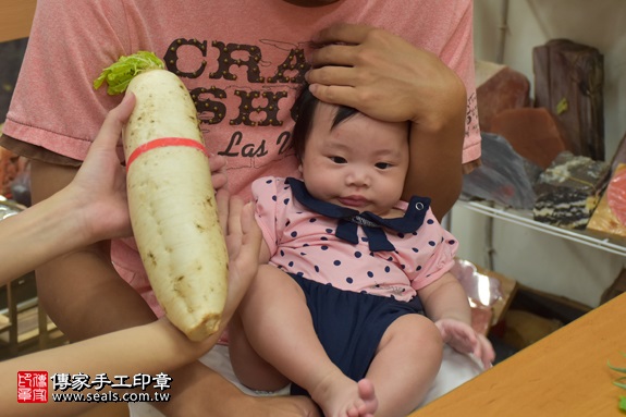 剃胎毛、滿月剃頭、嬰兒剃頭、嬰兒理髮、嬰兒剃髮、嬰兒剃胎毛、嬰兒滿月剃頭、寶寶剃頭、剃胎毛儀式、剃胎毛吉祥話、滿月剃頭儀式、滿月剃頭吉祥話、寶寶剃胎毛、寶寶滿月剃頭理髮、 新北市永和地區剃胎毛、新北市永和地區滿月剃頭、新北市永和地區嬰兒剃頭剃胎毛、新北市永和地區嬰兒理髮、新北市嬰兒剃髮、劉寶寶(新北永和區嬰兒寶寶滿月剃頭理髮、免費嬰兒剃胎毛儀式吉祥話)。中國風會場，爸媽寶貝免費穿「日中韓」古裝禮服。專業拍照、DVD光碟、證書。★購買「臍帶章、肚臍章、胎毛筆刷印章」贈送：剃頭、收涎、抓周，三選一。2017.09.10照片13