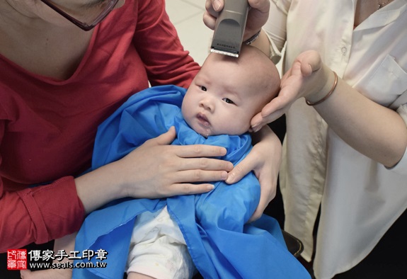 剃胎毛、滿月剃頭、嬰兒剃頭、嬰兒理髮、嬰兒剃髮、嬰兒剃胎毛、嬰兒滿月剃頭、寶寶剃頭、剃胎毛儀式、剃胎毛吉祥話、滿月剃頭儀式、滿月剃頭吉祥話、寶寶剃胎毛、寶寶滿月剃頭理髮、 台北中正區剃胎毛、台北中正區滿月剃頭、 台北中正區嬰兒剃頭剃胎毛、台北中正區嬰兒理髮、台北中正區嬰兒剃髮、張妹妹(台北中正區到府嬰兒寶寶滿月剃頭理髮、免費到府嬰兒剃胎毛儀式吉祥話)。到府剃頭剃胎毛主持、專業拍照、DVD光碟、證書。★購買「臍帶章、肚臍章、胎毛筆刷印章」贈送：剃頭、收涎、抓周，三選一。2016.04.16  照片15