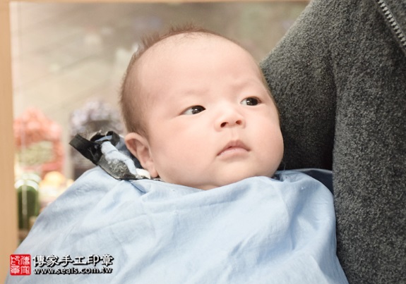 剃胎毛、滿月剃頭、嬰兒剃頭、嬰兒理髮、嬰兒剃髮、嬰兒剃胎毛、嬰兒滿月剃頭、寶寶剃頭、剃胎毛儀式、剃胎毛吉祥話、滿月剃頭儀式、滿月剃頭吉祥話、寶寶剃胎毛、寶寶滿月剃頭理髮、新北永和區剃胎毛、新北永和區滿月剃頭、新北永和區嬰兒剃頭剃胎毛、新北永和區嬰兒理髮、新北永和區嬰兒剃髮、周寶寶(新北永和區嬰兒寶寶滿月剃頭理髮、免費嬰兒剃胎毛儀式吉祥話)。中國風會場，爸媽寶貝免費穿「日中韓」古裝禮服。專業拍照、DVD光碟、證書。★購買「臍帶章、肚臍章、胎毛筆刷印章」贈送：剃頭、收涎、抓周，三選一。2015.12.19 照片16