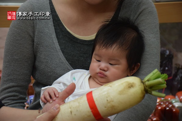剃胎毛、滿月剃頭、嬰兒剃頭、嬰兒理髮、嬰兒剃髮、嬰兒剃胎毛、嬰兒滿月剃頭、寶寶剃頭、剃胎毛儀式、剃胎毛吉祥話、滿月剃頭儀式、滿月剃頭吉祥話、寶寶剃胎毛、寶寶滿月剃頭理髮、新北永和區剃胎毛、新北永和區滿月剃頭、新北永和區嬰兒剃頭剃胎毛、新北永和區嬰兒理髮、新北永和區嬰兒剃髮、鐘寶寶(新北永和區嬰兒寶寶滿月剃頭理髮、免費嬰兒剃胎毛儀式吉祥話)。中國風會場，爸媽寶貝免費穿「日中韓」古裝禮服。專業拍照、DVD光碟、證書。★購買「臍帶章、肚臍章、胎毛筆刷印章」贈送：剃頭、收涎、抓周，三選一。2016.04.06  照片14