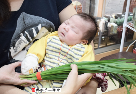 李寶寶(新北永和區嬰兒寶寶滿月剃頭理髮、免費嬰兒剃胎毛儀式吉祥話)。中國風會場，爸媽寶貝免費穿「日中韓」古裝禮服。專業拍照、DVD光碟、證書。★購買「臍帶章、肚臍章、胎毛筆刷印章」贈送：剃頭、收涎、抓周，三選一。 2015.11.29 照片12