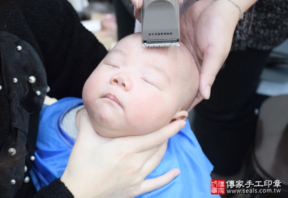 剃胎毛、滿月剃頭、嬰兒剃頭、嬰兒理髮、嬰兒剃髮、嬰兒剃胎毛、嬰兒滿月剃頭、寶寶剃頭、剃胎毛儀式、剃胎毛吉祥話、滿月剃頭儀式、滿月剃頭吉祥話、寶寶剃胎毛、寶寶滿月剃頭理髮、新北永和區剃胎毛、新北永和區滿月剃頭、新北永和區嬰兒剃頭剃胎毛、新北永和區嬰兒理髮、新北永和區嬰兒剃髮、李寶寶(新北永和區嬰兒寶寶滿月剃頭理髮、免費嬰兒剃胎毛儀式吉祥話)。中國風會場，爸媽寶貝免費穿「日中韓」古裝禮服。專業拍照、DVD光碟、證書。★購買「臍帶章、肚臍章、胎毛筆刷印章」贈送：剃頭、收涎、抓周，三選一。2016.03.12 照片18