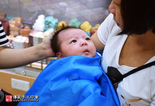 剃胎毛、滿月剃頭、嬰兒剃頭、嬰兒理髮、嬰兒剃髮、嬰兒剃胎毛、嬰兒滿月剃頭、寶寶剃頭、剃胎毛儀式、剃胎毛吉祥話、滿月剃頭儀式、滿月剃頭吉祥話、寶寶剃胎毛、寶寶滿月剃頭理髮、新北永和區剃胎毛、新北永和區滿月剃頭、新北永和區嬰兒剃頭剃胎毛、新北永和區嬰兒理髮、新北永和區嬰兒剃髮、劉寶寶(新北永和區嬰兒寶寶滿月剃頭理髮、免費嬰兒剃胎毛儀式吉祥話)。中國風會場，爸媽寶貝免費穿「日中韓」古裝禮服。專業拍照、DVD光碟、證書。★購買「臍帶章、肚臍章、胎毛筆刷印章」贈送：剃頭、收涎、抓周，三選一。2016.05.15  照片17
