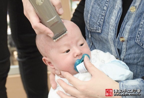 剃胎毛、滿月剃頭、嬰兒剃頭、嬰兒理髮、嬰兒剃髮、嬰兒剃胎毛、嬰兒滿月剃頭、寶寶剃頭、剃胎毛儀式、剃胎毛吉祥話、滿月剃頭儀式、滿月剃頭吉祥話、寶寶剃胎毛、寶寶滿月剃頭理髮、新北永和區剃胎毛、新北永和區滿月剃頭、新北永和區嬰兒剃頭剃胎毛、新北永和區嬰兒理髮、新北永和區嬰兒剃髮、小蘿蔔(新北永和區嬰兒寶寶滿月剃頭理髮、免費嬰兒剃胎毛儀式吉祥話)。中國風會場，爸媽寶貝免費穿「日中韓」古裝禮服。專業拍照、DVD光碟、證書。★購買「臍帶章、肚臍章、胎毛筆刷印章」贈送：剃頭、收涎、抓周，三選一。2016.05.14  照片18
