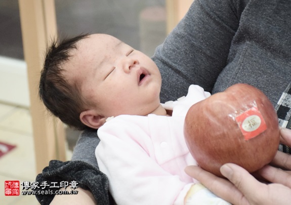 剃胎毛、滿月剃頭、嬰兒剃頭、嬰兒理髮、嬰兒剃髮、嬰兒剃胎毛、嬰兒滿月剃頭、寶寶剃頭、剃胎毛儀式、剃胎毛吉祥話、滿月剃頭儀式、滿月剃頭吉祥話、寶寶剃胎毛、寶寶滿月剃頭理髮、新北永和區剃胎毛、新北永和區滿月剃頭、新北永和區嬰兒剃頭剃胎毛、新北永和區嬰兒理髮、新北永和區嬰兒剃髮、廖寶寶(新北永和區嬰兒寶寶滿月剃頭理髮、免費嬰兒剃胎毛儀式吉祥話)。中國風會場，爸媽寶貝免費穿「日中韓」古裝禮服。專業拍照、DVD光碟、證書。★購買「臍帶章、肚臍章、胎毛筆刷印章」贈送：剃頭、收涎、抓周，三選一。2015.12.18 照片8