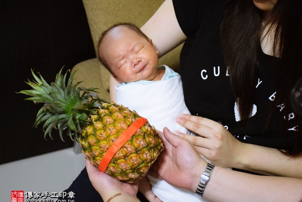 剃胎毛、滿月剃頭、嬰兒剃頭、嬰兒理髮、嬰兒剃髮、嬰兒剃胎毛、嬰兒滿月剃頭、寶寶剃頭、剃胎毛儀式、剃胎毛吉祥話、滿月剃頭儀式、滿月剃頭吉祥話、寶寶剃胎毛、寶寶滿月剃頭理髮、 新北中和區剃胎毛、新北中和區滿月剃頭、 新北中和區嬰兒剃頭剃胎毛、新北中和區嬰兒理髮、新北中和區嬰兒剃髮、范寶寶(新北中和區到府嬰兒寶寶滿月剃頭理髮、免費到府嬰兒剃胎毛儀式吉祥話)。到府剃頭剃胎毛主持、專業拍照、DVD光碟、證書。★購買「臍帶章、肚臍章、胎毛筆刷印章」贈送：剃頭、收涎、抓周，三選一。2016.04.27  照片14