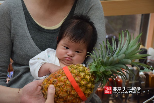 剃胎毛、滿月剃頭、嬰兒剃頭、嬰兒理髮、嬰兒剃髮、嬰兒剃胎毛、嬰兒滿月剃頭、寶寶剃頭、剃胎毛儀式、剃胎毛吉祥話、滿月剃頭儀式、滿月剃頭吉祥話、寶寶剃胎毛、寶寶滿月剃頭理髮、新北永和區剃胎毛、新北永和區滿月剃頭、新北永和區嬰兒剃頭剃胎毛、新北永和區嬰兒理髮、新北永和區嬰兒剃髮、鐘寶寶(新北永和區嬰兒寶寶滿月剃頭理髮、免費嬰兒剃胎毛儀式吉祥話)。中國風會場，爸媽寶貝免費穿「日中韓」古裝禮服。專業拍照、DVD光碟、證書。★購買「臍帶章、肚臍章、胎毛筆刷印章」贈送：剃頭、收涎、抓周，三選一。2016.04.06  照片15