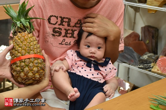 剃胎毛、滿月剃頭、嬰兒剃頭、嬰兒理髮、嬰兒剃髮、嬰兒剃胎毛、嬰兒滿月剃頭、寶寶剃頭、剃胎毛儀式、剃胎毛吉祥話、滿月剃頭儀式、滿月剃頭吉祥話、寶寶剃胎毛、寶寶滿月剃頭理髮、 新北市永和地區剃胎毛、新北市永和地區滿月剃頭、新北市永和地區嬰兒剃頭剃胎毛、新北市永和地區嬰兒理髮、新北市嬰兒剃髮、劉寶寶(新北永和區嬰兒寶寶滿月剃頭理髮、免費嬰兒剃胎毛儀式吉祥話)。中國風會場，爸媽寶貝免費穿「日中韓」古裝禮服。專業拍照、DVD光碟、證書。★購買「臍帶章、肚臍章、胎毛筆刷印章」贈送：剃頭、收涎、抓周，三選一。2017.09.10照片14