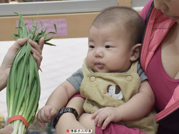 王寶寶(新北永和區嬰兒寶寶滿月剃頭理髮、免費嬰兒剃胎毛儀式吉祥話)。中國風會場，爸媽寶貝免費穿「日中韓」古裝禮服。專業拍照、DVD光碟、證書。★購買「臍帶章、肚臍章、胎毛筆刷印章」贈送：剃頭、收涎、抓周，三選一。 2015.11.22 照片9