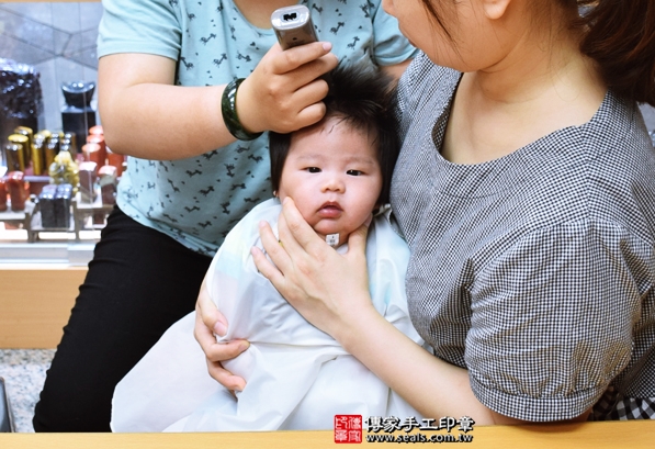 剃胎毛、滿月剃頭、嬰兒剃頭、嬰兒理髮、嬰兒剃髮、嬰兒剃胎毛、嬰兒滿月剃頭、寶寶剃頭、剃胎毛儀式、剃胎毛吉祥話、滿月剃頭儀式、滿月剃頭吉祥話、寶寶剃胎毛、寶寶滿月剃頭理髮、台中北區剃胎毛、台中北區滿月剃頭、台中北區嬰兒剃頭剃胎毛、台中北區嬰兒理髮、台中北區嬰兒剃髮、李寶寶(台中北區嬰兒寶寶滿月剃頭理髮、免費嬰兒剃胎毛儀式吉祥話)。中國風會場，爸媽寶貝免費穿「日中韓」古裝禮服。專業拍照、DVD光碟、證書。★購買「臍帶章、肚臍章、胎毛筆刷印章」贈送：剃頭、收涎、抓周，三選一。2016.04.24  照片14