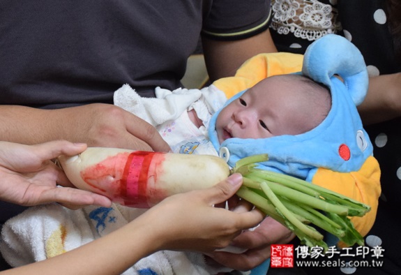 廖寶寶(台中大里區到府嬰兒寶寶滿月剃頭理髮、免費到府嬰兒剃胎毛儀式吉祥話)。到府剃頭剃胎毛主持、專業拍照、DVD光碟、證書。★購買「臍帶章、肚臍章、胎毛筆刷印章」贈送：剃頭、收涎、抓周，三選一。2015.10.24 照片12