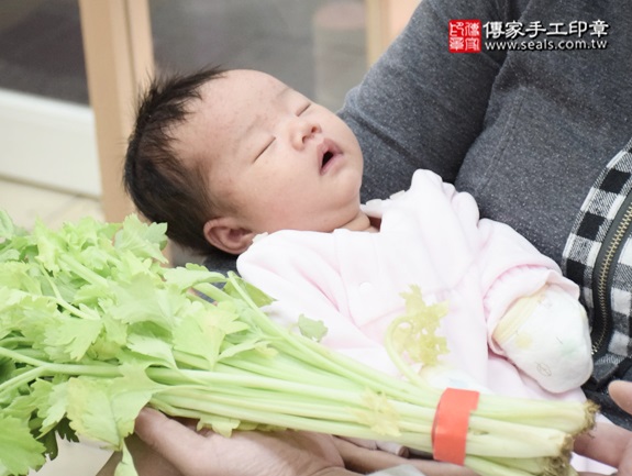剃胎毛、滿月剃頭、嬰兒剃頭、嬰兒理髮、嬰兒剃髮、嬰兒剃胎毛、嬰兒滿月剃頭、寶寶剃頭、剃胎毛儀式、剃胎毛吉祥話、滿月剃頭儀式、滿月剃頭吉祥話、寶寶剃胎毛、寶寶滿月剃頭理髮、新北永和區剃胎毛、新北永和區滿月剃頭、新北永和區嬰兒剃頭剃胎毛、新北永和區嬰兒理髮、新北永和區嬰兒剃髮、廖寶寶(新北永和區嬰兒寶寶滿月剃頭理髮、免費嬰兒剃胎毛儀式吉祥話)。中國風會場，爸媽寶貝免費穿「日中韓」古裝禮服。專業拍照、DVD光碟、證書。★購買「臍帶章、肚臍章、胎毛筆刷印章」贈送：剃頭、收涎、抓周，三選一。2015.12.18 照片9