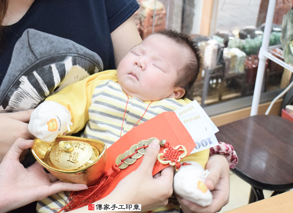 李寶寶(新北永和區嬰兒寶寶滿月剃頭理髮、免費嬰兒剃胎毛儀式吉祥話)。中國風會場，爸媽寶貝免費穿「日中韓」古裝禮服。專業拍照、DVD光碟、證書。★購買「臍帶章、肚臍章、胎毛筆刷印章」贈送：剃頭、收涎、抓周，三選一。 2015.11.29 照片15