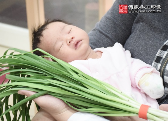 剃胎毛、滿月剃頭、嬰兒剃頭、嬰兒理髮、嬰兒剃髮、嬰兒剃胎毛、嬰兒滿月剃頭、寶寶剃頭、剃胎毛儀式、剃胎毛吉祥話、滿月剃頭儀式、滿月剃頭吉祥話、寶寶剃胎毛、寶寶滿月剃頭理髮、新北永和區剃胎毛、新北永和區滿月剃頭、新北永和區嬰兒剃頭剃胎毛、新北永和區嬰兒理髮、新北永和區嬰兒剃髮、廖寶寶(新北永和區嬰兒寶寶滿月剃頭理髮、免費嬰兒剃胎毛儀式吉祥話)。中國風會場，爸媽寶貝免費穿「日中韓」古裝禮服。專業拍照、DVD光碟、證書。★購買「臍帶章、肚臍章、胎毛筆刷印章」贈送：剃頭、收涎、抓周，三選一。2015.12.18 照片10