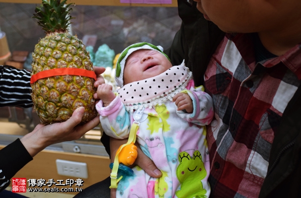 剃胎毛、滿月剃頭、嬰兒剃頭、嬰兒理髮、嬰兒剃髮、嬰兒剃胎毛、嬰兒滿月剃頭、寶寶剃頭、剃胎毛儀式、剃胎毛吉祥話、滿月剃頭儀式、滿月剃頭吉祥話、寶寶剃胎毛、寶寶滿月剃頭理髮、新北永和區剃胎毛、新北永和區滿月剃頭、新北永和區嬰兒剃頭剃胎毛、新北永和區嬰兒理髮、新北永和區嬰兒剃髮、林寶寶(新北永和區嬰兒寶寶滿月剃頭理髮、免費嬰兒剃胎毛儀式吉祥話)。中國風會場，爸媽寶貝免費穿「日中韓」古裝禮服。專業拍照、DVD光碟、證書。★購買「臍帶章、肚臍章、胎毛筆刷印章」贈送：剃頭、收涎、抓周，三選一。2016.02.21 照片14