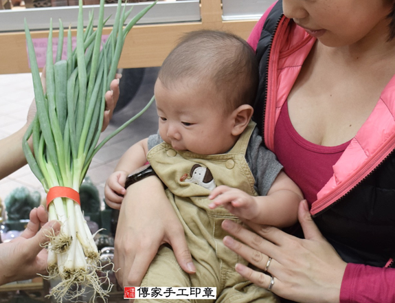 王寶寶(新北永和區嬰兒寶寶滿月剃頭理髮、免費嬰兒剃胎毛儀式吉祥話)。中國風會場，爸媽寶貝免費穿「日中韓」古裝禮服。專業拍照、DVD光碟、證書。★購買「臍帶章、肚臍章、胎毛筆刷印章」贈送：剃頭、收涎、抓周，三選一。 2015.11.22 照片11