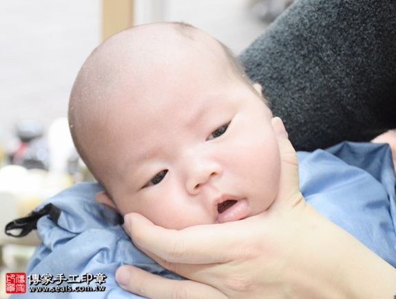 剃胎毛、滿月剃頭、嬰兒剃頭、嬰兒理髮、嬰兒剃髮、嬰兒剃胎毛、嬰兒滿月剃頭、寶寶剃頭、剃胎毛儀式、剃胎毛吉祥話、滿月剃頭儀式、滿月剃頭吉祥話、寶寶剃胎毛、寶寶滿月剃頭理髮、新北永和區剃胎毛、新北永和區滿月剃頭、新北永和區嬰兒剃頭剃胎毛、新北永和區嬰兒理髮、新北永和區嬰兒剃髮、周寶寶(新北永和區嬰兒寶寶滿月剃頭理髮、免費嬰兒剃胎毛儀式吉祥話)。中國風會場，爸媽寶貝免費穿「日中韓」古裝禮服。專業拍照、DVD光碟、證書。★購買「臍帶章、肚臍章、胎毛筆刷印章」贈送：剃頭、收涎、抓周，三選一。2015.12.19 照片17