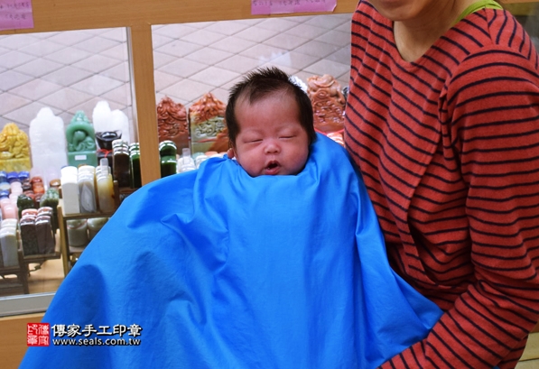 剃胎毛、滿月剃頭、嬰兒剃頭、嬰兒理髮、嬰兒剃髮、嬰兒剃胎毛、嬰兒滿月剃頭、寶寶剃頭、剃胎毛儀式、剃胎毛吉祥話、滿月剃頭儀式、滿月剃頭吉祥話、寶寶剃胎毛、寶寶滿月剃頭理髮、新北永和區剃胎毛、新北永和區滿月剃頭、新北永和區嬰兒剃頭剃胎毛、新北永和區嬰兒理髮、新北永和區嬰兒剃髮、許寶寶們(新北永和區嬰兒寶寶滿月剃頭理髮、免費嬰兒剃胎毛儀式吉祥話)。中國風會場，爸媽寶貝免費穿「日中韓」古裝禮服。專業拍照、DVD光碟、證書。★購買「臍帶章、肚臍章、胎毛筆刷印章」贈送：剃頭、收涎、抓周，三選一。2016.03.26  照片29