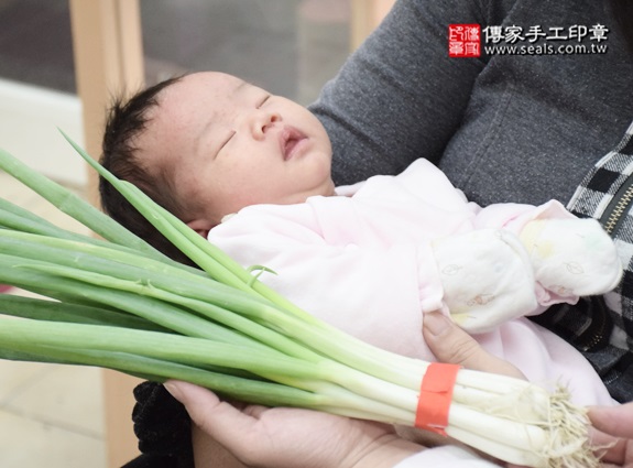 剃胎毛、滿月剃頭、嬰兒剃頭、嬰兒理髮、嬰兒剃髮、嬰兒剃胎毛、嬰兒滿月剃頭、寶寶剃頭、剃胎毛儀式、剃胎毛吉祥話、滿月剃頭儀式、滿月剃頭吉祥話、寶寶剃胎毛、寶寶滿月剃頭理髮、新北永和區剃胎毛、新北永和區滿月剃頭、新北永和區嬰兒剃頭剃胎毛、新北永和區嬰兒理髮、新北永和區嬰兒剃髮、廖寶寶(新北永和區嬰兒寶寶滿月剃頭理髮、免費嬰兒剃胎毛儀式吉祥話)。中國風會場，爸媽寶貝免費穿「日中韓」古裝禮服。專業拍照、DVD光碟、證書。★購買「臍帶章、肚臍章、胎毛筆刷印章」贈送：剃頭、收涎、抓周，三選一。2015.12.18 照片11