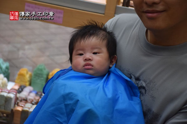 剃胎毛、滿月剃頭、嬰兒剃頭、嬰兒理髮、嬰兒剃髮、嬰兒剃胎毛、嬰兒滿月剃頭、寶寶剃頭、剃胎毛儀式、剃胎毛吉祥話、滿月剃頭儀式、滿月剃頭吉祥話、寶寶剃胎毛、寶寶滿月剃頭理髮、新北永和區剃胎毛、新北永和區滿月剃頭、新北永和區嬰兒剃頭剃胎毛、新北永和區嬰兒理髮、新北永和區嬰兒剃髮、鐘寶寶(新北永和區嬰兒寶寶滿月剃頭理髮、免費嬰兒剃胎毛儀式吉祥話)。中國風會場，爸媽寶貝免費穿「日中韓」古裝禮服。專業拍照、DVD光碟、證書。★購買「臍帶章、肚臍章、胎毛筆刷印章」贈送：剃頭、收涎、抓周，三選一。2016.04.06  照片17