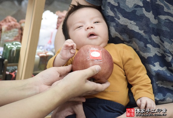 剃胎毛、滿月剃頭、嬰兒剃頭、嬰兒理髮、嬰兒剃髮、嬰兒剃胎毛、嬰兒滿月剃頭、寶寶剃頭、剃胎毛儀式、剃胎毛吉祥話、滿月剃頭儀式、滿月剃頭吉祥話、寶寶剃胎毛、寶寶滿月剃頭理髮、新北永和區剃胎毛、新北永和區滿月剃頭、新北永和區嬰兒剃頭剃胎毛、新北永和區嬰兒理髮、新北永和區嬰兒剃髮、杜寶寶(新北永和區嬰兒寶寶滿月剃頭理髮、免費嬰兒剃胎毛儀式吉祥話)。中國風會場，爸媽寶貝免費穿「日中韓」古裝禮服。專業拍照、DVD光碟、證書。★購買「臍帶章、肚臍章、胎毛筆刷印章」贈送：剃頭、收涎、抓周，三選一。2016.06.09  照片8