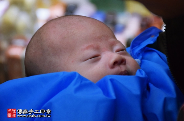 剃胎毛、滿月剃頭、嬰兒剃頭、嬰兒理髮、嬰兒剃髮、嬰兒剃胎毛、嬰兒滿月剃頭、寶寶剃頭、剃胎毛儀式、剃胎毛吉祥話、滿月剃頭儀式、滿月剃頭吉祥話、寶寶剃胎毛、寶寶滿月剃頭理髮、新北永和區剃胎毛、新北永和區滿月剃頭、新北永和區嬰兒剃頭剃胎毛、新北永和區嬰兒理髮、新北永和區嬰兒剃髮、林寶寶(新北永和區嬰兒寶寶滿月剃頭理髮、免費嬰兒剃胎毛儀式吉祥話)。中國風會場，爸媽寶貝免費穿「日中韓」古裝禮服。專業拍照、DVD光碟、證書。★購買「臍帶章、肚臍章、胎毛筆刷印章」贈送：剃頭、收涎、抓周，三選一。2016.02.21 照片17