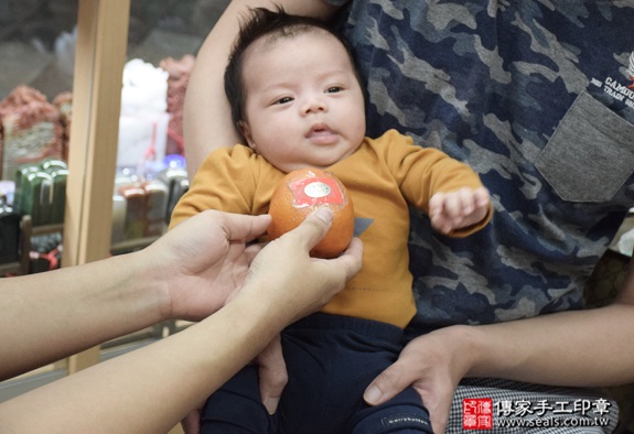 剃胎毛、滿月剃頭、嬰兒剃頭、嬰兒理髮、嬰兒剃髮、嬰兒剃胎毛、嬰兒滿月剃頭、寶寶剃頭、剃胎毛儀式、剃胎毛吉祥話、滿月剃頭儀式、滿月剃頭吉祥話、寶寶剃胎毛、寶寶滿月剃頭理髮、新北永和區剃胎毛、新北永和區滿月剃頭、新北永和區嬰兒剃頭剃胎毛、新北永和區嬰兒理髮、新北永和區嬰兒剃髮、杜寶寶(新北永和區嬰兒寶寶滿月剃頭理髮、免費嬰兒剃胎毛儀式吉祥話)。中國風會場，爸媽寶貝免費穿「日中韓」古裝禮服。專業拍照、DVD光碟、證書。★購買「臍帶章、肚臍章、胎毛筆刷印章」贈送：剃頭、收涎、抓周，三選一。2016.06.09  照片9