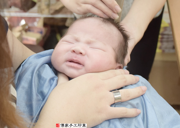 李寶寶(新北永和區嬰兒寶寶滿月剃頭理髮、免費嬰兒剃胎毛儀式吉祥話)。中國風會場，爸媽寶貝免費穿「日中韓」古裝禮服。專業拍照、DVD光碟、證書。★購買「臍帶章、肚臍章、胎毛筆刷印章」贈送：剃頭、收涎、抓周，三選一。 2015.11.29 照片16