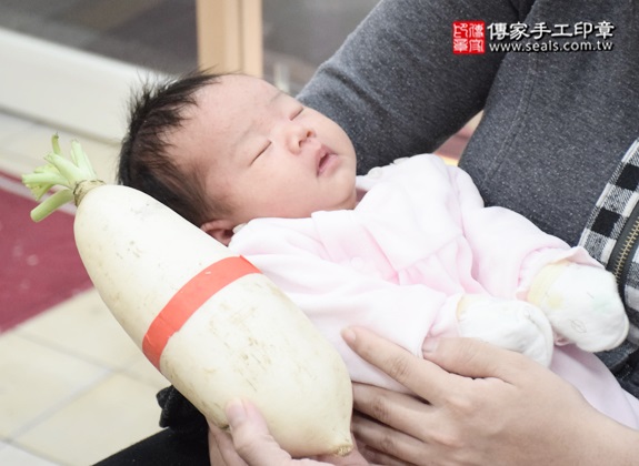 剃胎毛、滿月剃頭、嬰兒剃頭、嬰兒理髮、嬰兒剃髮、嬰兒剃胎毛、嬰兒滿月剃頭、寶寶剃頭、剃胎毛儀式、剃胎毛吉祥話、滿月剃頭儀式、滿月剃頭吉祥話、寶寶剃胎毛、寶寶滿月剃頭理髮、新北永和區剃胎毛、新北永和區滿月剃頭、新北永和區嬰兒剃頭剃胎毛、新北永和區嬰兒理髮、新北永和區嬰兒剃髮、廖寶寶(新北永和區嬰兒寶寶滿月剃頭理髮、免費嬰兒剃胎毛儀式吉祥話)。中國風會場，爸媽寶貝免費穿「日中韓」古裝禮服。專業拍照、DVD光碟、證書。★購買「臍帶章、肚臍章、胎毛筆刷印章」贈送：剃頭、收涎、抓周，三選一。2015.12.18 照片12