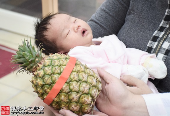 剃胎毛、滿月剃頭、嬰兒剃頭、嬰兒理髮、嬰兒剃髮、嬰兒剃胎毛、嬰兒滿月剃頭、寶寶剃頭、剃胎毛儀式、剃胎毛吉祥話、滿月剃頭儀式、滿月剃頭吉祥話、寶寶剃胎毛、寶寶滿月剃頭理髮、新北永和區剃胎毛、新北永和區滿月剃頭、新北永和區嬰兒剃頭剃胎毛、新北永和區嬰兒理髮、新北永和區嬰兒剃髮、廖寶寶(新北永和區嬰兒寶寶滿月剃頭理髮、免費嬰兒剃胎毛儀式吉祥話)。中國風會場，爸媽寶貝免費穿「日中韓」古裝禮服。專業拍照、DVD光碟、證書。★購買「臍帶章、肚臍章、胎毛筆刷印章」贈送：剃頭、收涎、抓周，三選一。2015.12.18 照片13