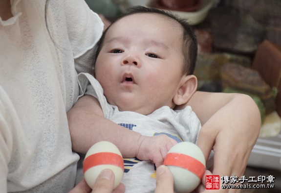 剃胎毛、滿月剃頭、嬰兒剃頭、嬰兒理髮、嬰兒剃髮、嬰兒剃胎毛、嬰兒滿月剃頭、寶寶剃頭、剃胎毛儀式、剃胎毛吉祥話、滿月剃頭儀式、滿月剃頭吉祥話、寶寶剃胎毛、寶寶滿月剃頭理髮、新北永和區剃胎毛、新北永和區滿月剃頭、新北永和區嬰兒剃頭剃胎毛、新北永和區嬰兒理髮、新北永和區嬰兒剃髮、吳寶寶(新北永和區嬰兒寶寶滿月剃頭理髮、免費嬰兒剃胎毛儀式吉祥話)。中國風會場，爸媽寶貝免費穿「日中韓」古裝禮服。專業拍照、DVD光碟、證書。★購買「臍帶章、肚臍章、胎毛筆刷印章」贈送：剃頭、收涎、抓周，三選一。2016.05.14  照片4