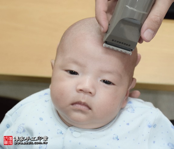 剃胎毛、滿月剃頭、嬰兒剃頭、嬰兒理髮、嬰兒剃髮、嬰兒剃胎毛、嬰兒滿月剃頭、寶寶剃頭、剃胎毛儀式、剃胎毛吉祥話、滿月剃頭儀式、滿月剃頭吉祥話、寶寶剃胎毛、寶寶滿月剃頭理髮、新北永和區剃胎毛、新北永和區滿月剃頭、新北永和區嬰兒剃頭剃胎毛、新北永和區嬰兒理髮、新北永和區嬰兒剃髮、周寶寶(新北永和區嬰兒寶寶滿月剃頭理髮、免費嬰兒剃胎毛儀式吉祥話)。中國風會場，爸媽寶貝免費穿「日中韓」古裝禮服。專業拍照、DVD光碟、證書。★購買「臍帶章、肚臍章、胎毛筆刷印章」贈送：剃頭、收涎、抓周，三選一。2015.12.19 照片18