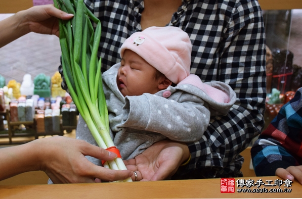 剃胎毛、滿月剃頭、嬰兒剃頭、嬰兒理髮、嬰兒剃髮、嬰兒剃胎毛、嬰兒滿月剃頭、寶寶剃頭、剃胎毛儀式、剃胎毛吉祥話、滿月剃頭儀式、滿月剃頭吉祥話、寶寶剃胎毛、寶寶滿月剃頭理髮、新北永和區剃胎毛、新北永和區滿月剃頭、新北永和區嬰兒剃頭剃胎毛、新北永和區嬰兒理髮、新北永和區嬰兒剃髮、蔡妹妹(新北永和區嬰兒寶寶滿月剃頭理髮、免費嬰兒剃胎毛儀式吉祥話)。中國風會場，爸媽寶貝免費穿「日中韓」古裝禮服。專業拍照、DVD光碟、證書。★購買「臍帶章、肚臍章、胎毛筆刷印章」贈送：剃頭、收涎、抓周，三選一。2016.02.28 照片12