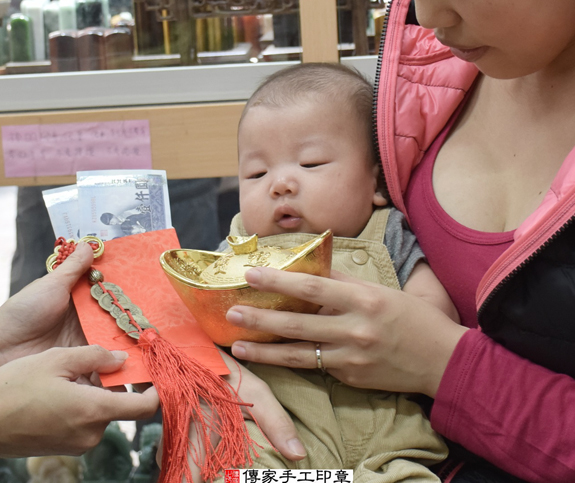 王寶寶(新北永和區嬰兒寶寶滿月剃頭理髮、免費嬰兒剃胎毛儀式吉祥話)。中國風會場，爸媽寶貝免費穿「日中韓」古裝禮服。專業拍照、DVD光碟、證書。★購買「臍帶章、肚臍章、胎毛筆刷印章」贈送：剃頭、收涎、抓周，三選一。 2015.11.22 照片14