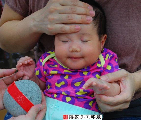 許寶寶(新北永和區嬰兒寶寶滿月剃頭理髮、免費嬰兒剃胎毛儀式吉祥話)。中國風會場，爸媽寶貝免費穿「日中韓」古裝禮服。專業拍照、DVD光碟、證書。★購買「臍帶章、肚臍章、胎毛筆刷印章」贈送：剃頭、收涎、抓周，三選一。 2014.10.19 照片4