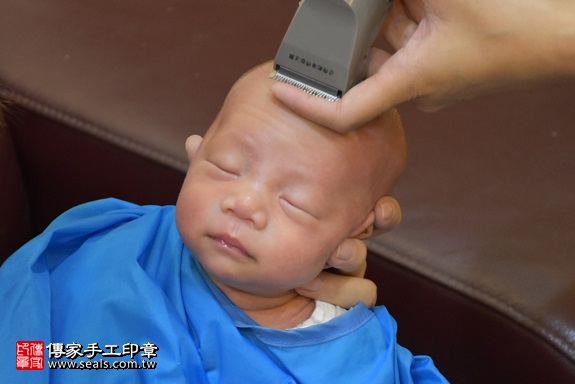 剃胎毛、滿月剃頭、嬰兒剃頭、嬰兒理髮、嬰兒剃髮、嬰兒剃胎毛、嬰兒滿月剃頭、寶寶剃頭、剃胎毛儀式、剃胎毛吉祥話、滿月剃頭儀式、滿月剃頭吉祥話、寶寶剃胎毛、寶寶滿月剃頭理髮、 新北市新莊地區剃胎毛、新北市新莊地區滿月剃頭、新北市新莊地區嬰兒剃頭剃胎毛、新北市新莊地區嬰兒理髮、新北市嬰兒剃髮、郭寶寶(新北新莊區到府嬰兒寶寶滿月剃頭理髮、免費到府嬰兒剃胎毛儀式吉祥話)。到府剃頭剃胎毛主持、專業拍照、DVD光碟、證書。★購買「臍帶章、肚臍章、胎毛筆刷印章」贈送：剃頭、收涎、抓周，三選一。2017.11.06照片28