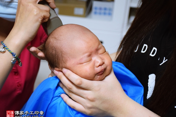 剃胎毛、滿月剃頭、嬰兒剃頭、嬰兒理髮、嬰兒剃髮、嬰兒剃胎毛、嬰兒滿月剃頭、寶寶剃頭、剃胎毛儀式、剃胎毛吉祥話、滿月剃頭儀式、滿月剃頭吉祥話、寶寶剃胎毛、寶寶滿月剃頭理髮、 新北中和區剃胎毛、新北中和區滿月剃頭、 新北中和區嬰兒剃頭剃胎毛、新北中和區嬰兒理髮、新北中和區嬰兒剃髮、范寶寶(新北中和區到府嬰兒寶寶滿月剃頭理髮、免費到府嬰兒剃胎毛儀式吉祥話)。到府剃頭剃胎毛主持、專業拍照、DVD光碟、證書。★購買「臍帶章、肚臍章、胎毛筆刷印章」贈送：剃頭、收涎、抓周，三選一。2016.04.27  照片17