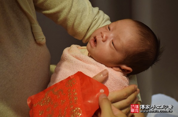剃胎毛、滿月剃頭、嬰兒剃頭、嬰兒理髮、嬰兒剃髮、嬰兒剃胎毛、嬰兒滿月剃頭、寶寶剃頭、剃胎毛儀式、剃胎毛吉祥話、滿月剃頭儀式、滿月剃頭吉祥話、寶寶剃胎毛、寶寶滿月剃頭理髮、 台中南屯區剃胎毛、台中南屯區滿月剃頭、 台中南屯區嬰兒剃頭剃胎毛、台中南屯區嬰兒理髮、台中南屯區嬰兒剃髮、卓寶寶(台中南屯區到府嬰兒寶寶滿月剃頭理髮、免費到府嬰兒剃胎毛儀式吉祥話)。到府剃頭剃胎毛主持、專業拍照、DVD光碟、證書。★購買「臍帶章、肚臍章、胎毛筆刷印章」贈送：剃頭、收涎、抓周，三選一。2016.02.14 照片6