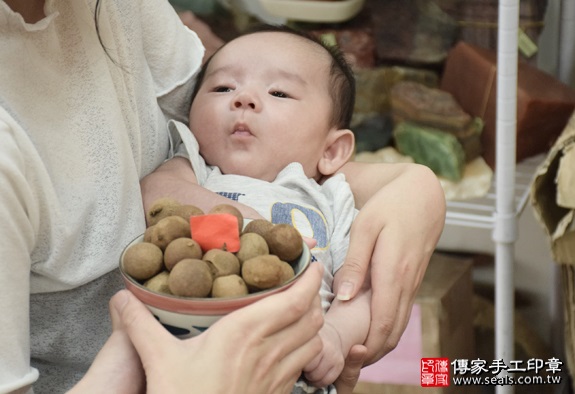 剃胎毛、滿月剃頭、嬰兒剃頭、嬰兒理髮、嬰兒剃髮、嬰兒剃胎毛、嬰兒滿月剃頭、寶寶剃頭、剃胎毛儀式、剃胎毛吉祥話、滿月剃頭儀式、滿月剃頭吉祥話、寶寶剃胎毛、寶寶滿月剃頭理髮、新北永和區剃胎毛、新北永和區滿月剃頭、新北永和區嬰兒剃頭剃胎毛、新北永和區嬰兒理髮、新北永和區嬰兒剃髮、吳寶寶(新北永和區嬰兒寶寶滿月剃頭理髮、免費嬰兒剃胎毛儀式吉祥話)。中國風會場，爸媽寶貝免費穿「日中韓」古裝禮服。專業拍照、DVD光碟、證書。★購買「臍帶章、肚臍章、胎毛筆刷印章」贈送：剃頭、收涎、抓周，三選一。2016.05.14  照片7