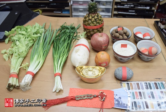 剃胎毛、滿月剃頭、嬰兒剃頭、嬰兒理髮、嬰兒剃髮、嬰兒剃胎毛、嬰兒滿月剃頭、寶寶剃頭、剃胎毛儀式、剃胎毛吉祥話、滿月剃頭儀式、滿月剃頭吉祥話、寶寶剃胎毛、寶寶滿月剃頭理髮、新北中和區剃胎毛、新北中和區滿月剃頭、新北中和區嬰兒剃頭剃胎毛、新北中和區嬰兒理髮、新北中和區嬰兒剃髮、陳寶寶(新北中和區嬰兒寶寶滿月剃頭理髮、免費嬰兒剃胎毛儀式吉祥話)。中國風會場，爸媽寶貝免費穿「日中韓」古裝禮服。專業拍照、DVD光碟、證書。★購買「臍帶章、肚臍章、胎毛筆刷印章」贈送：剃頭、收涎、抓周，三選一。2015.12.19 照片1