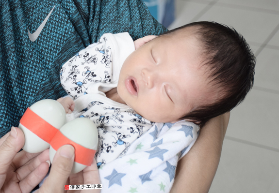 江寶寶(新北中和區到府嬰兒寶寶滿月剃頭理髮、免費到府嬰兒剃胎毛儀式吉祥話)。到府剃頭剃胎毛主持、專業拍照、DVD光碟、證書。★購買「臍帶章、肚臍章、胎毛筆刷印章」贈送：剃頭、收涎、抓周，三選一。2015.11.12 照片4