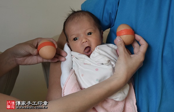 剃胎毛、滿月剃頭、嬰兒剃頭、嬰兒理髮、嬰兒剃髮、嬰兒剃胎毛、嬰兒滿月剃頭、寶寶剃頭、剃胎毛儀式、剃胎毛吉祥話、滿月剃頭儀式、滿月剃頭吉祥話、寶寶剃胎毛、寶寶滿月剃頭理髮、 新竹北區剃胎毛、新竹北區滿月剃頭、 新竹北區嬰兒剃頭剃胎毛、新竹北區嬰兒理髮、新竹北區嬰兒剃髮、黃寶寶(新竹北區到府嬰兒寶寶滿月剃頭理髮、免費到府嬰兒剃胎毛儀式吉祥話)。到府剃頭剃胎毛主持、專業拍照、DVD光碟、證書。★購買「臍帶章、肚臍章、胎毛筆刷印章」贈送：剃頭、收涎、抓周，三選一。2017.04.24  照片3