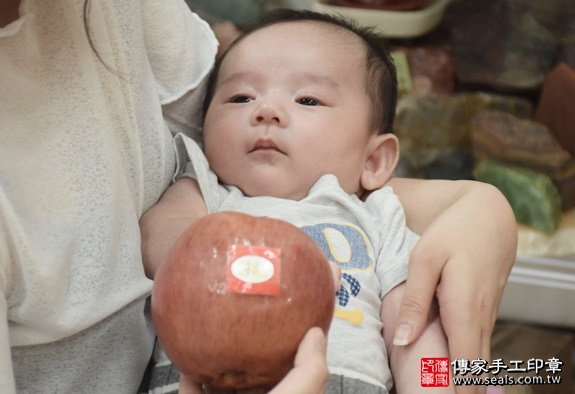 剃胎毛、滿月剃頭、嬰兒剃頭、嬰兒理髮、嬰兒剃髮、嬰兒剃胎毛、嬰兒滿月剃頭、寶寶剃頭、剃胎毛儀式、剃胎毛吉祥話、滿月剃頭儀式、滿月剃頭吉祥話、寶寶剃胎毛、寶寶滿月剃頭理髮、新北永和區剃胎毛、新北永和區滿月剃頭、新北永和區嬰兒剃頭剃胎毛、新北永和區嬰兒理髮、新北永和區嬰兒剃髮、吳寶寶(新北永和區嬰兒寶寶滿月剃頭理髮、免費嬰兒剃胎毛儀式吉祥話)。中國風會場，爸媽寶貝免費穿「日中韓」古裝禮服。專業拍照、DVD光碟、證書。★購買「臍帶章、肚臍章、胎毛筆刷印章」贈送：剃頭、收涎、抓周，三選一。2016.05.14  照片9