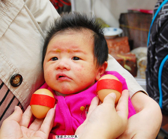 庄寶寶(新北永和區嬰兒寶寶滿月剃頭理髮、免費嬰兒剃胎毛儀式吉祥話)。中國風會場，爸媽寶貝免費穿「日中韓」古裝禮服。專業拍照、DVD光碟、證書。★購買「臍帶章、肚臍章、胎毛筆刷印章」贈送：剃頭、收涎、抓周，三選一。 2015.05.13 照片3